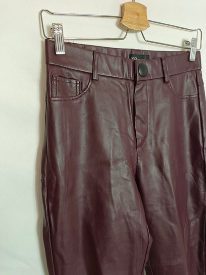 ZARA. Pantalón burdeos efecto piel T.s