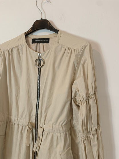 ZARA. Chaqueta beige fluida detalle mangas. T XS