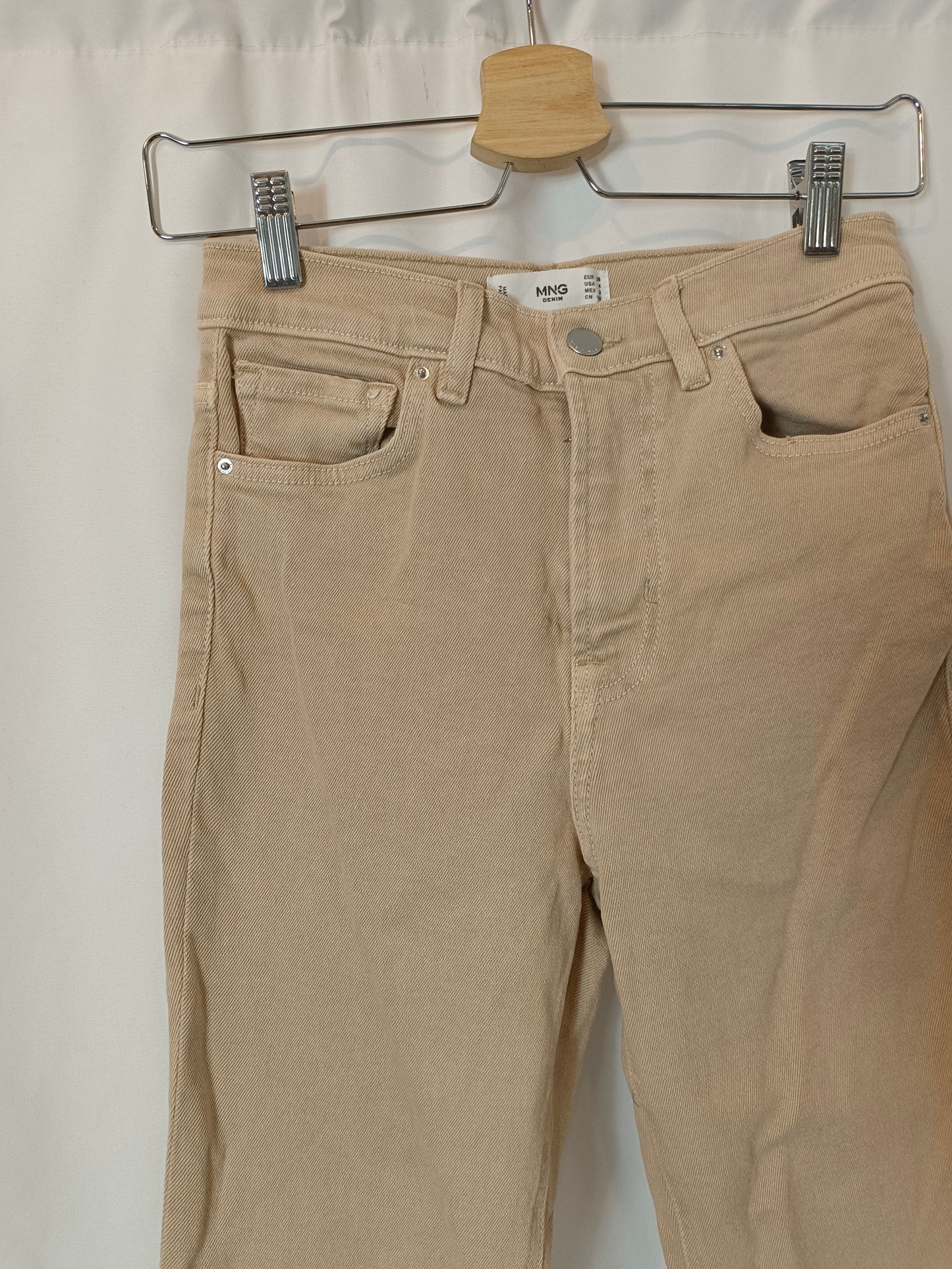 MANGO. Pantalón beige denim T.36