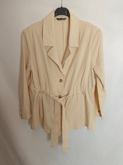 SHEIN. Chaqueta fina beige T.m