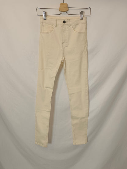 H&M. Pantalón pitillo beige T.34