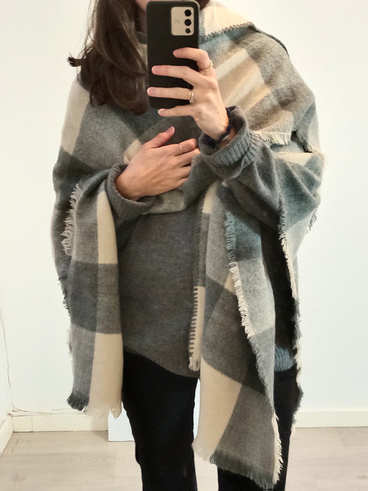 OTRA. Poncho beige y gris cuadros