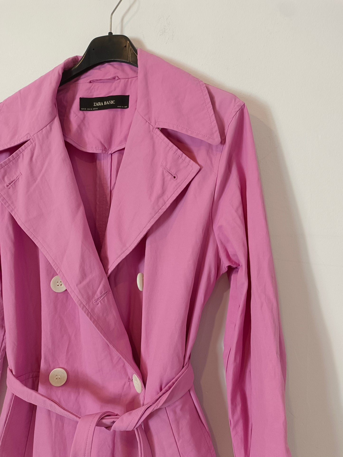 ZARA. Gabardina larga rosa T.xs