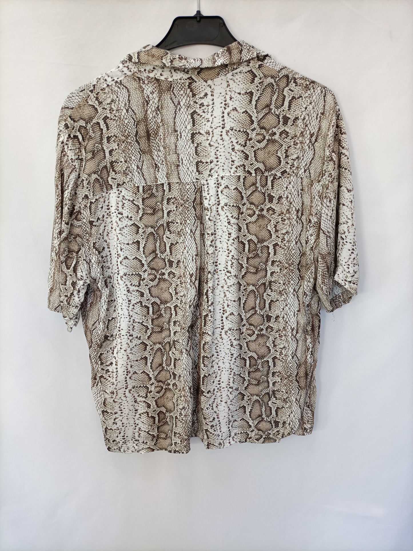 PULL&BEAR. Blusa fluida animal print T.s