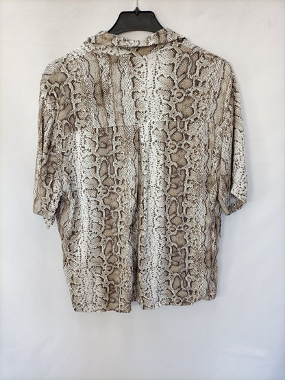 PULL&BEAR. Blusa fluida animal print T.s