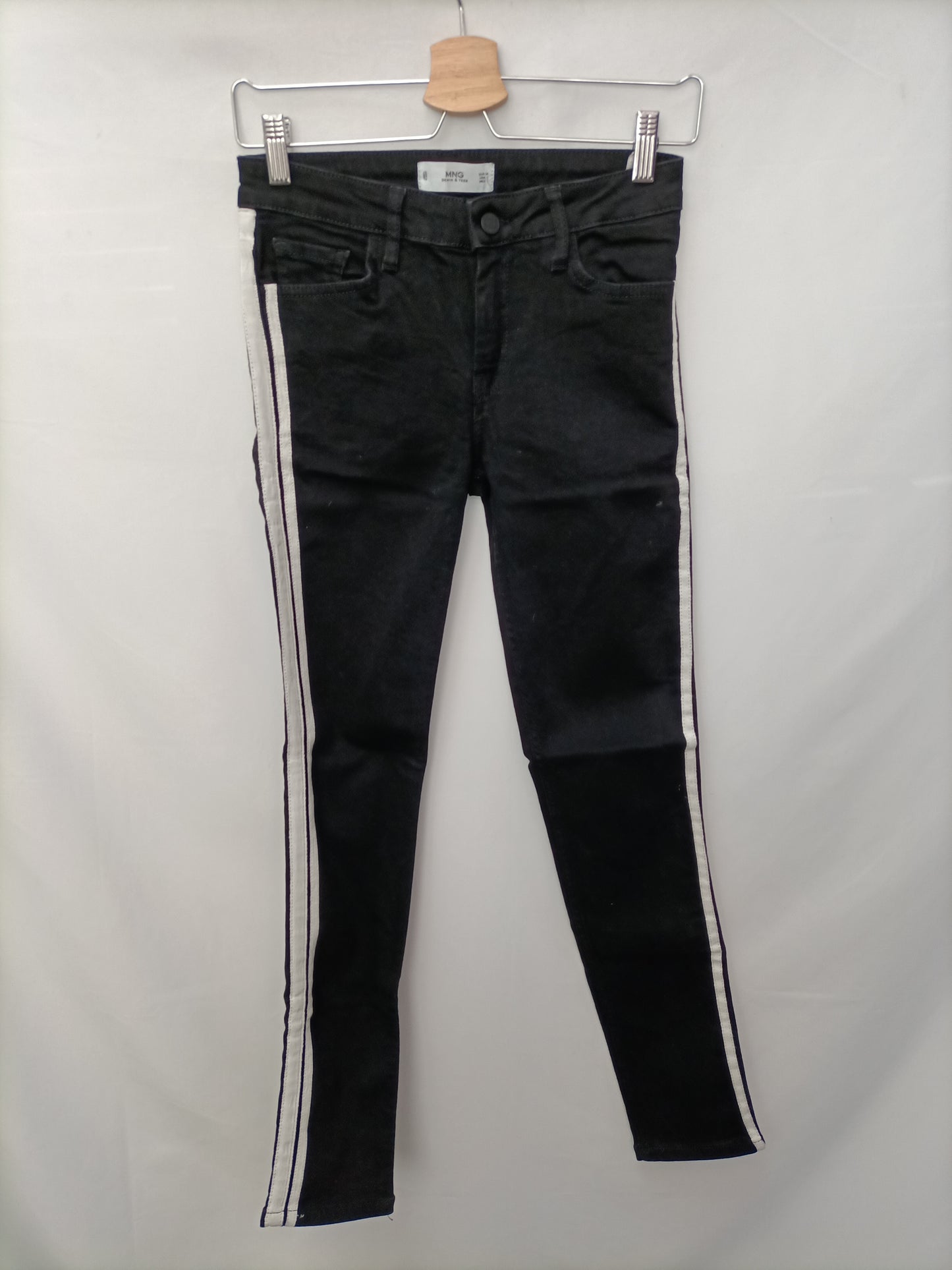 MANGO. Denim negro raya T.34