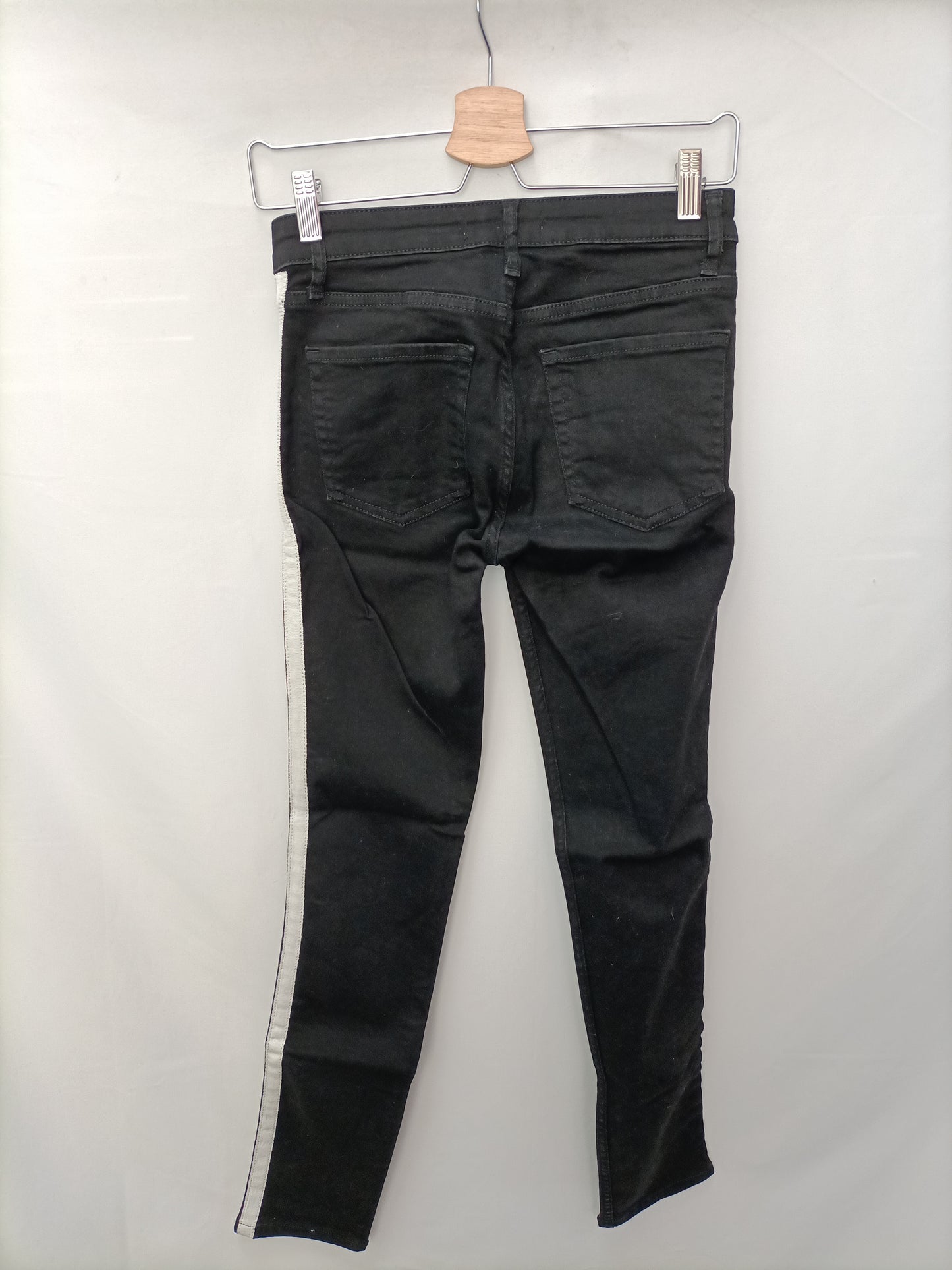 MANGO. Denim negro raya T.34