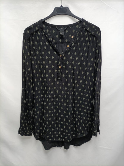 H&M. Blusa negra estampada T.38