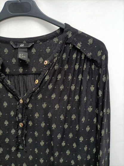 H&M. Blusa negra estampada T.38