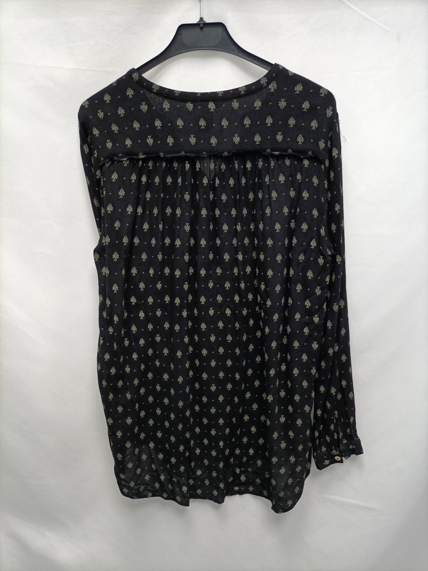 H&M. Blusa negra estampada T.38