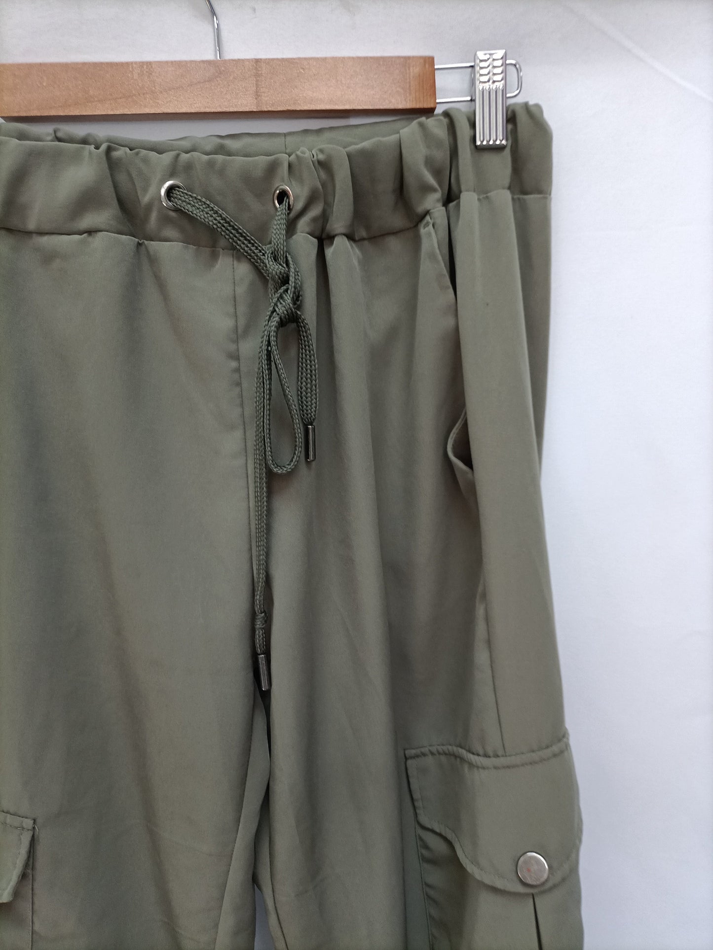 ZARA. Pantalón fluido verde T.xs