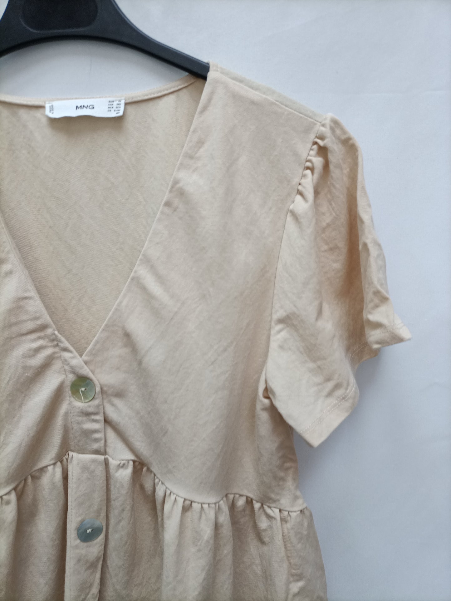 MANGO. Blusa abotonada beige T.xs