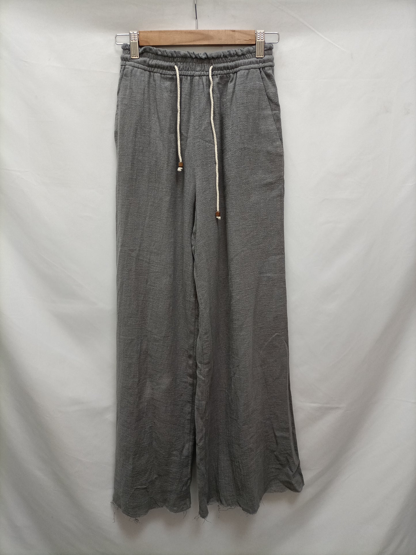 ZARA. Pantalón gris fluido T. Xs