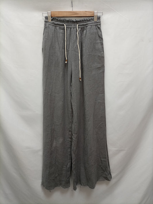 ZARA. Pantalón gris fluido T. Xs