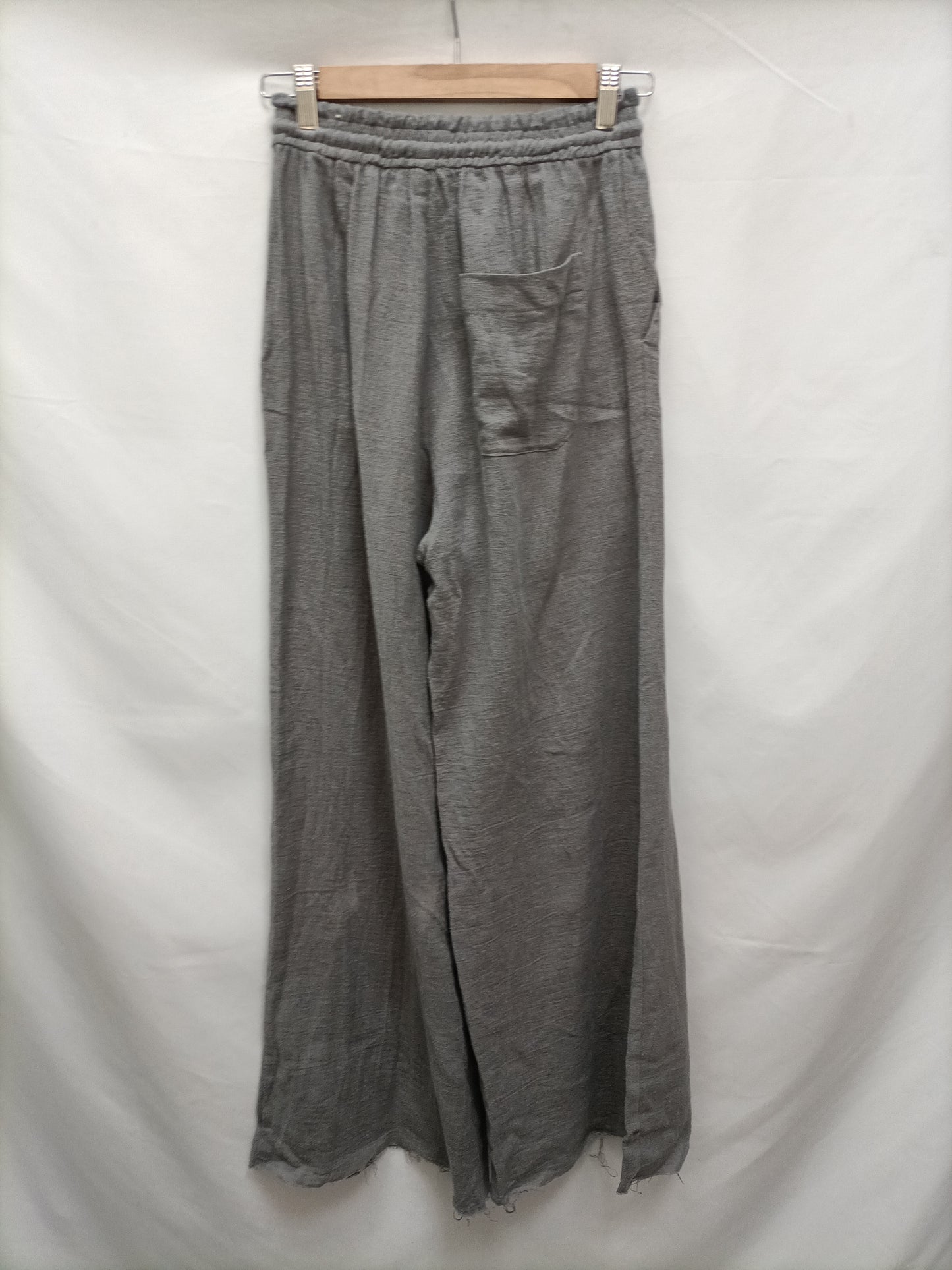 ZARA. Pantalón gris fluido T. Xs