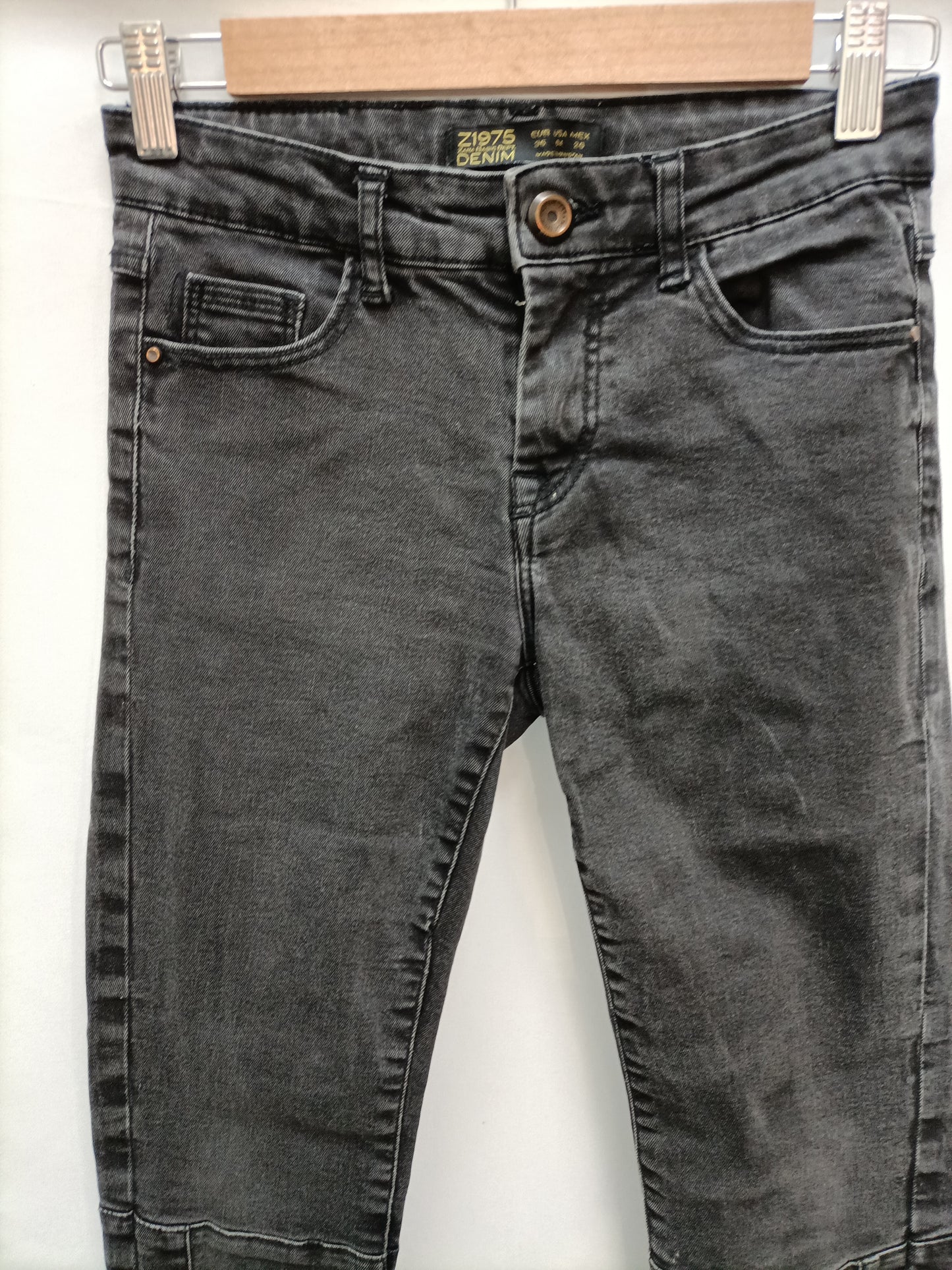 ZARA. Pitillo gris denim T.36