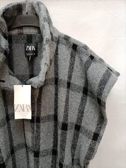 ZARA. Poncho gris cuadros T.xs