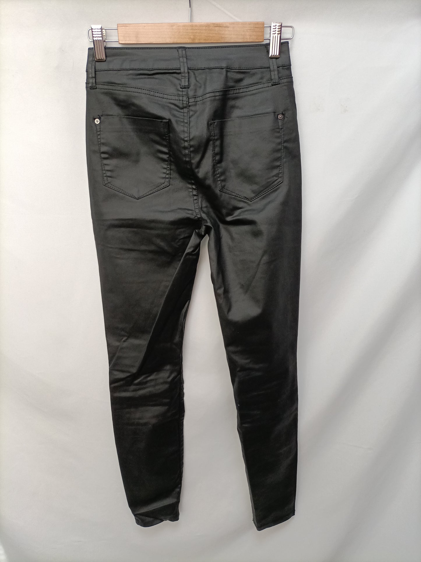 JUSTFUB. Pantalón encerado negro  T.32