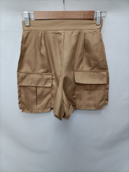 PRETTYLITTLETHING.  Shorts camel fluido T.32