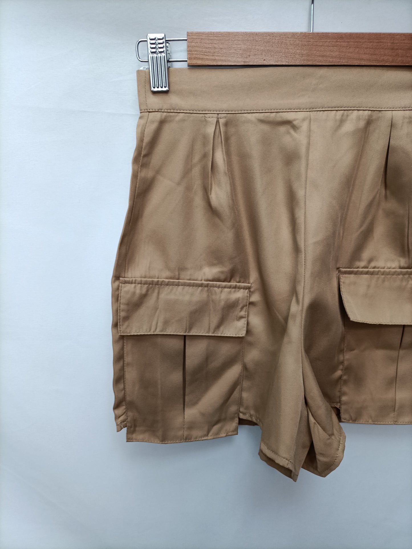 PRETTYLITTLETHING.  Shorts camel fluido T.32