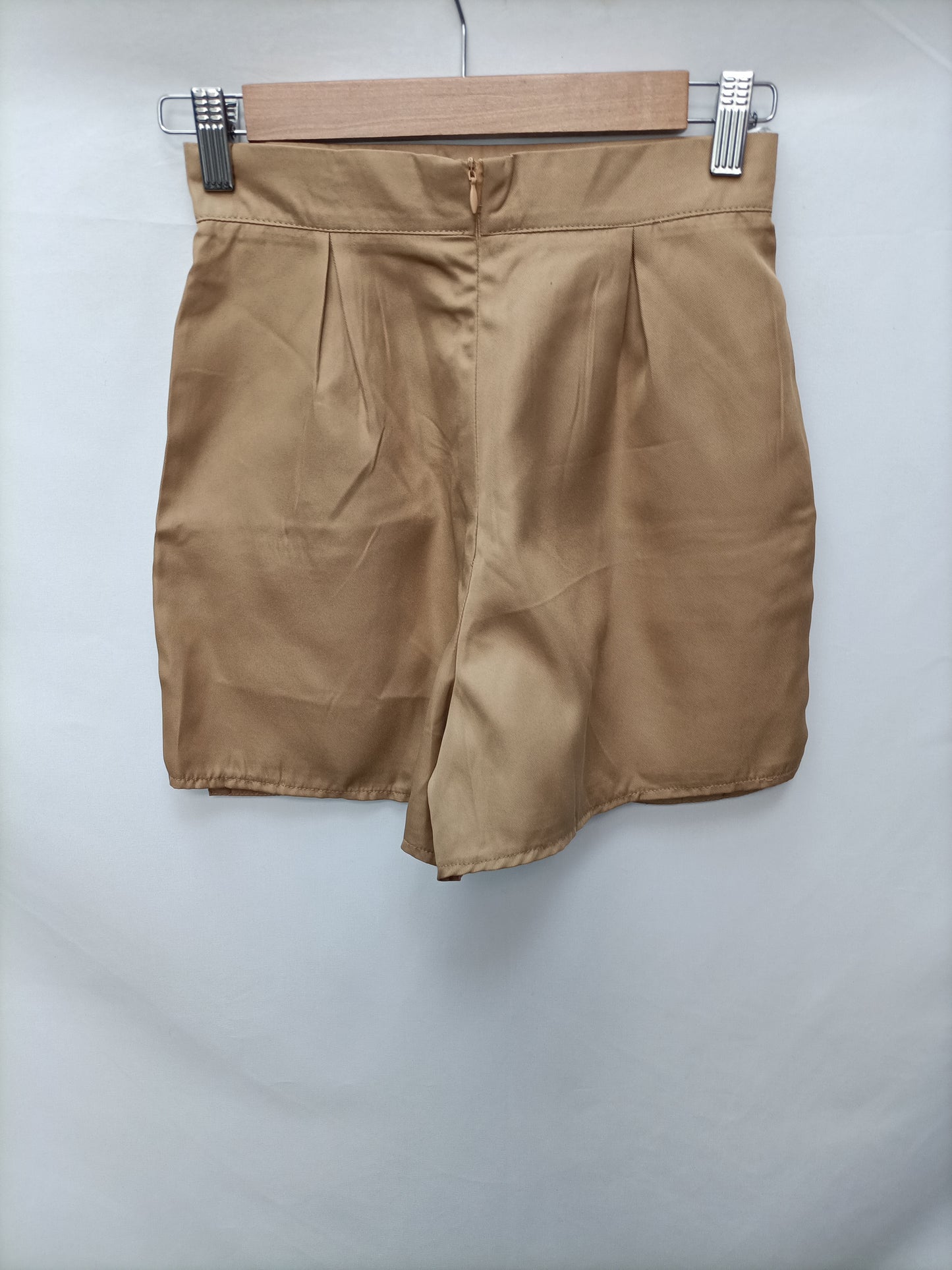 PRETTYLITTLETHING.  Shorts camel fluido T.32