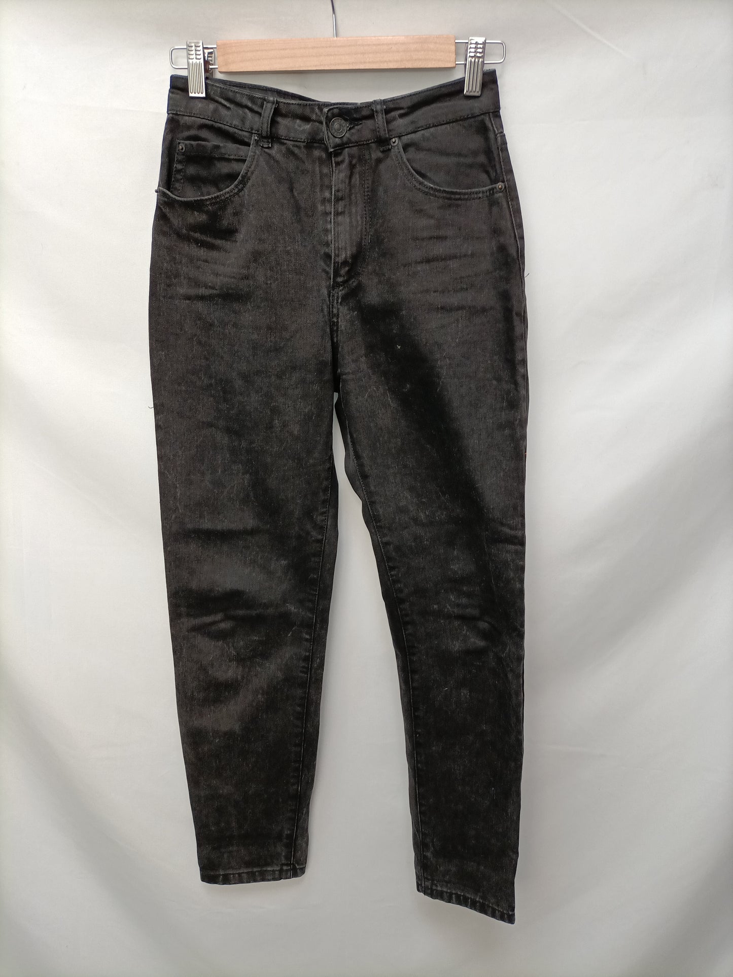 BERSHKA. Pantalón negro efecto desteñido T.34