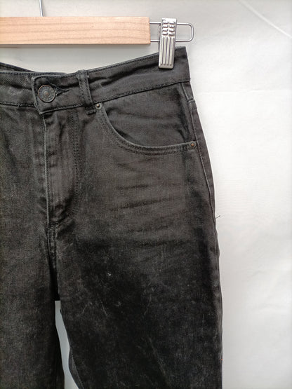 BERSHKA. Pantalón negro efecto desteñido T.34