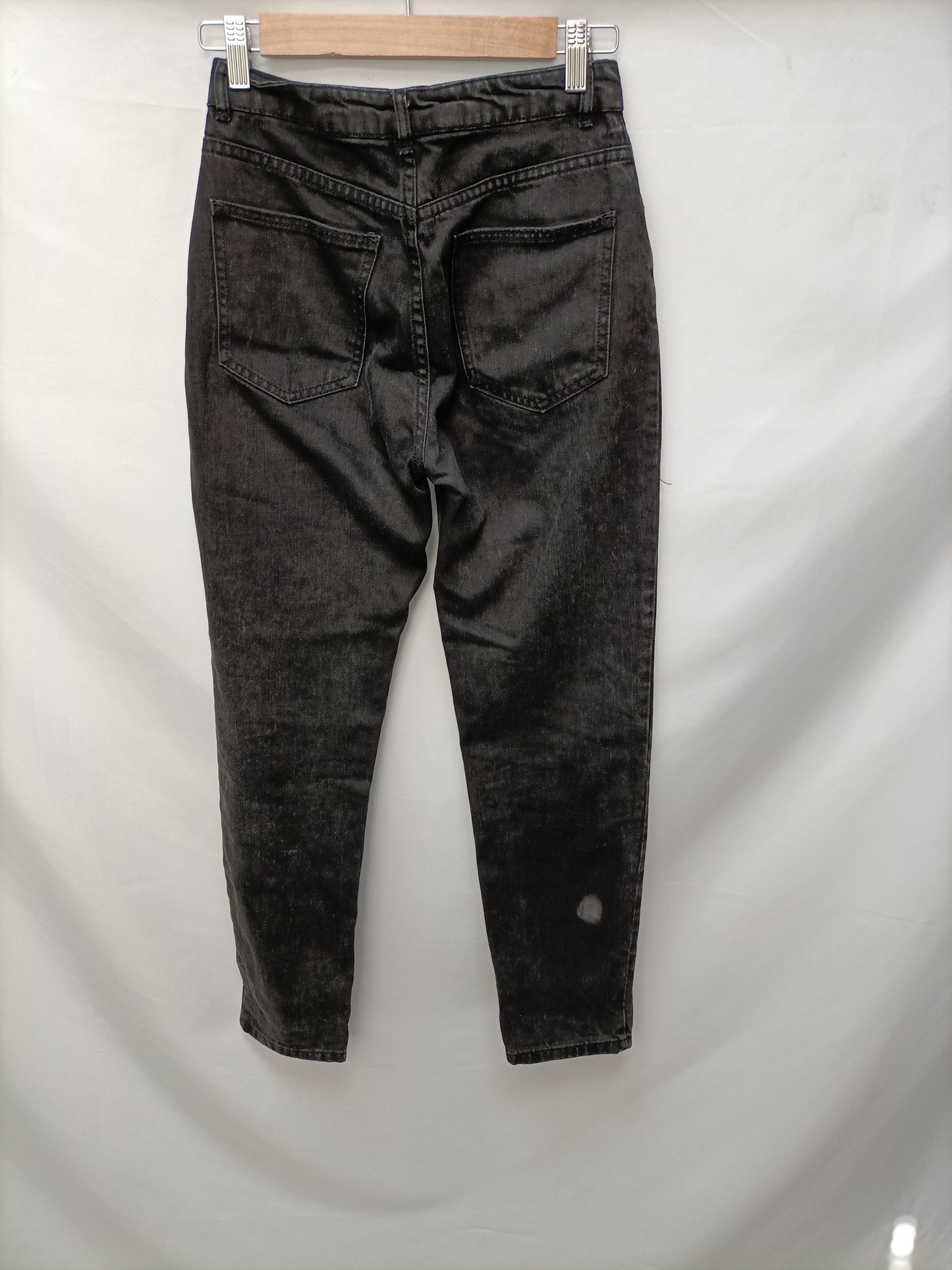 BERSHKA. Pantalón negro efecto desteñido T.34