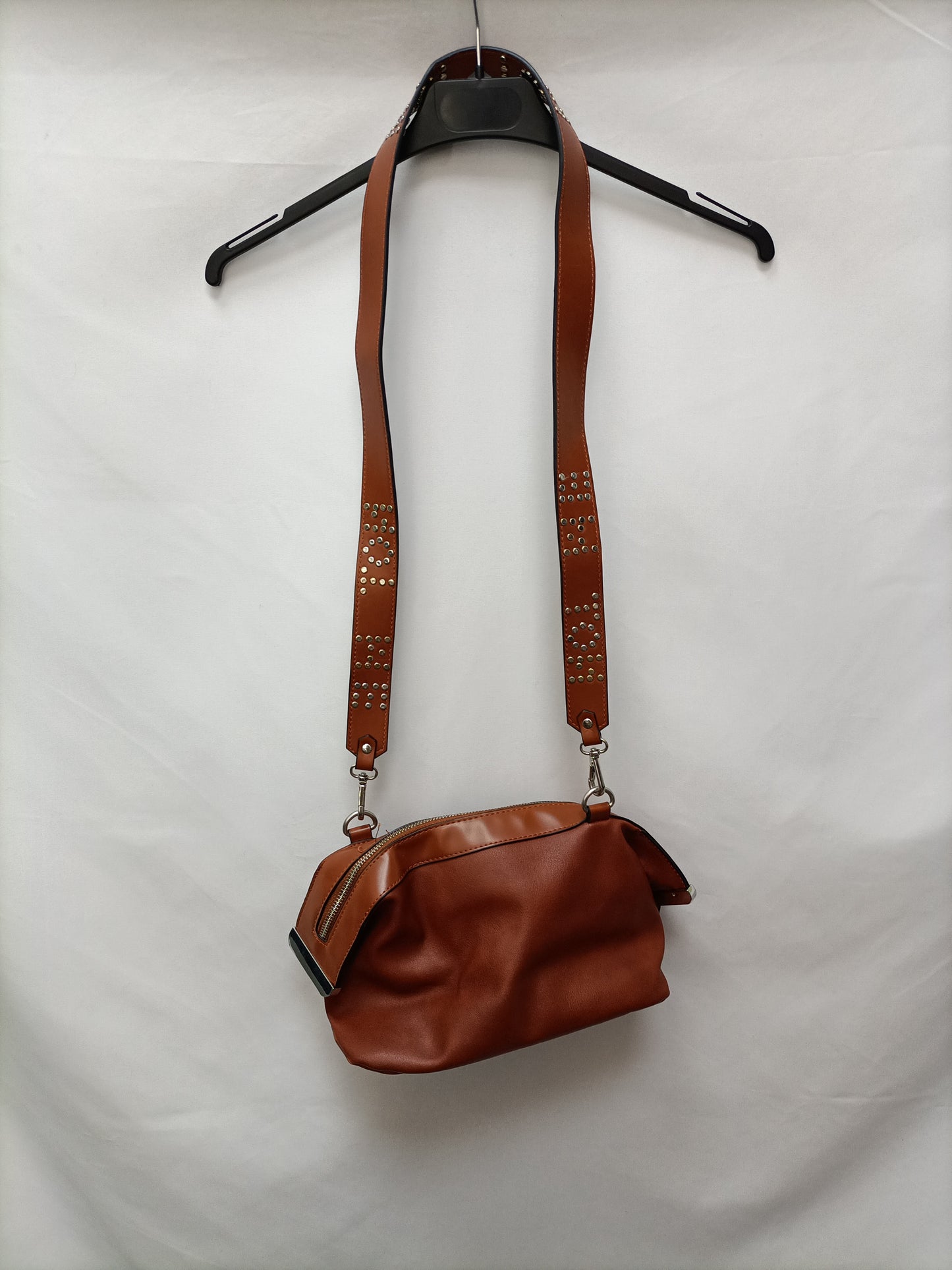 ZARA. Bolso camel tachuelas