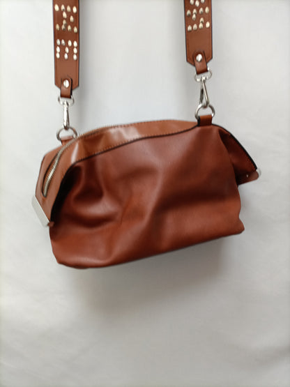 ZARA. Bolso camel tachuelas