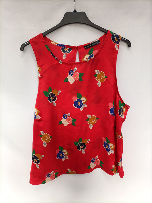 PRIMARK. Top rojo flores T.44