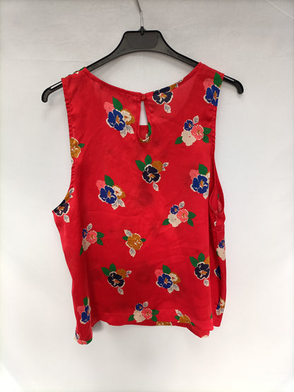 PRIMARK. Top rojo flores T.44