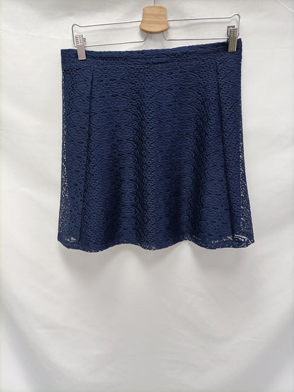 ZARA. Falda azul encaje  T.m