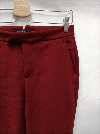 ZARA. Pantalón burdeos de vestir T.xs