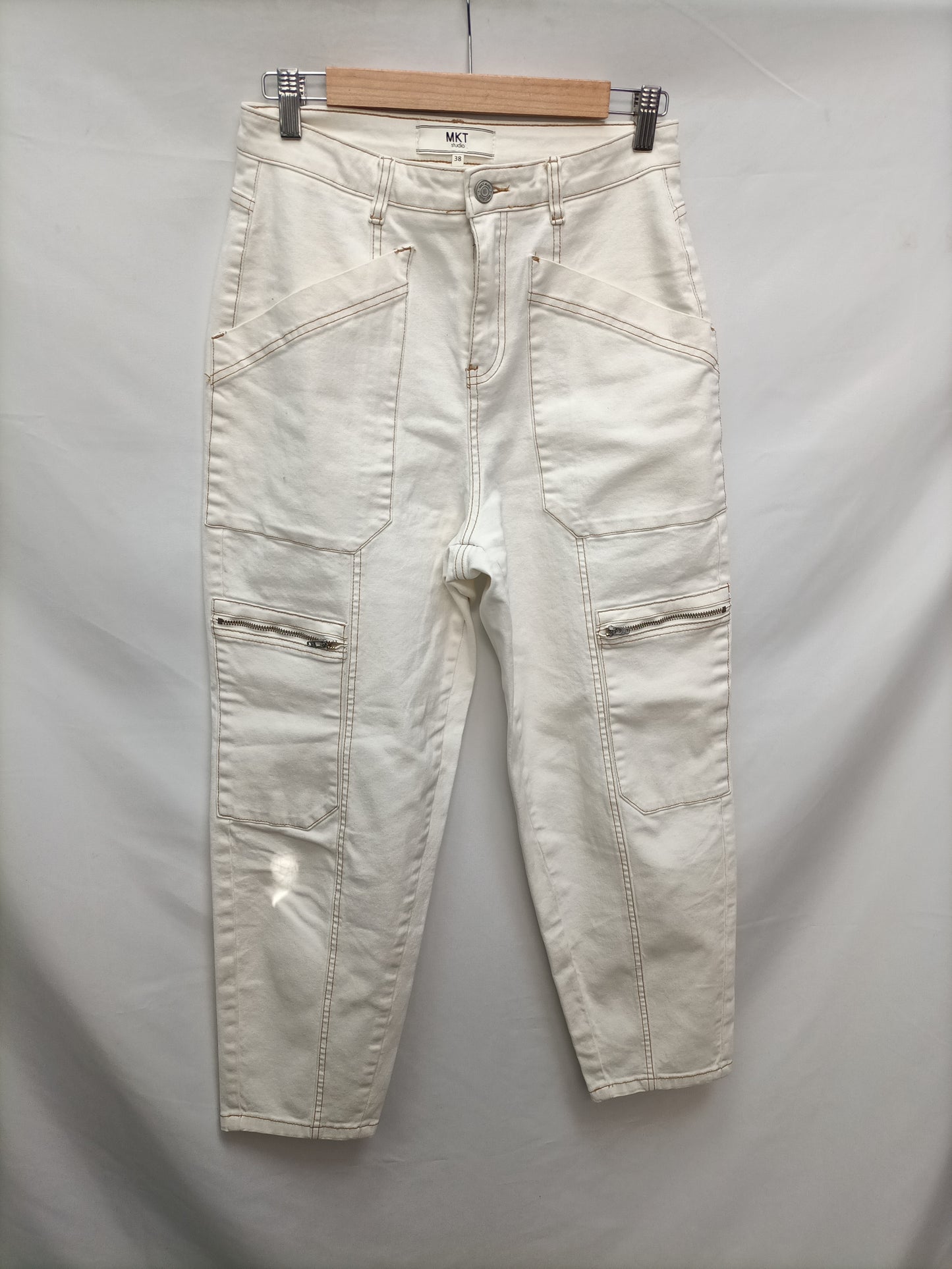 MKT. Pantalón beige costuras T.38