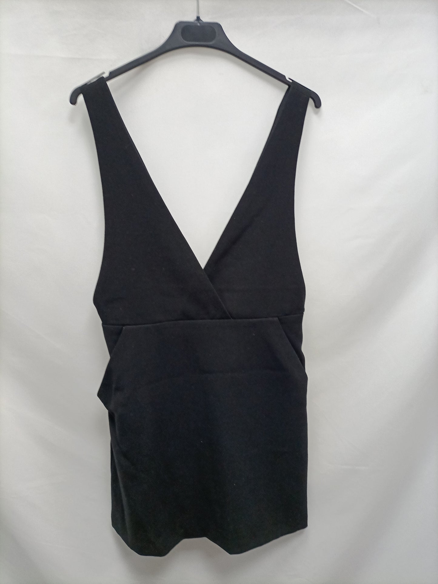 H&M. Vestido negro escote cruzado T.36