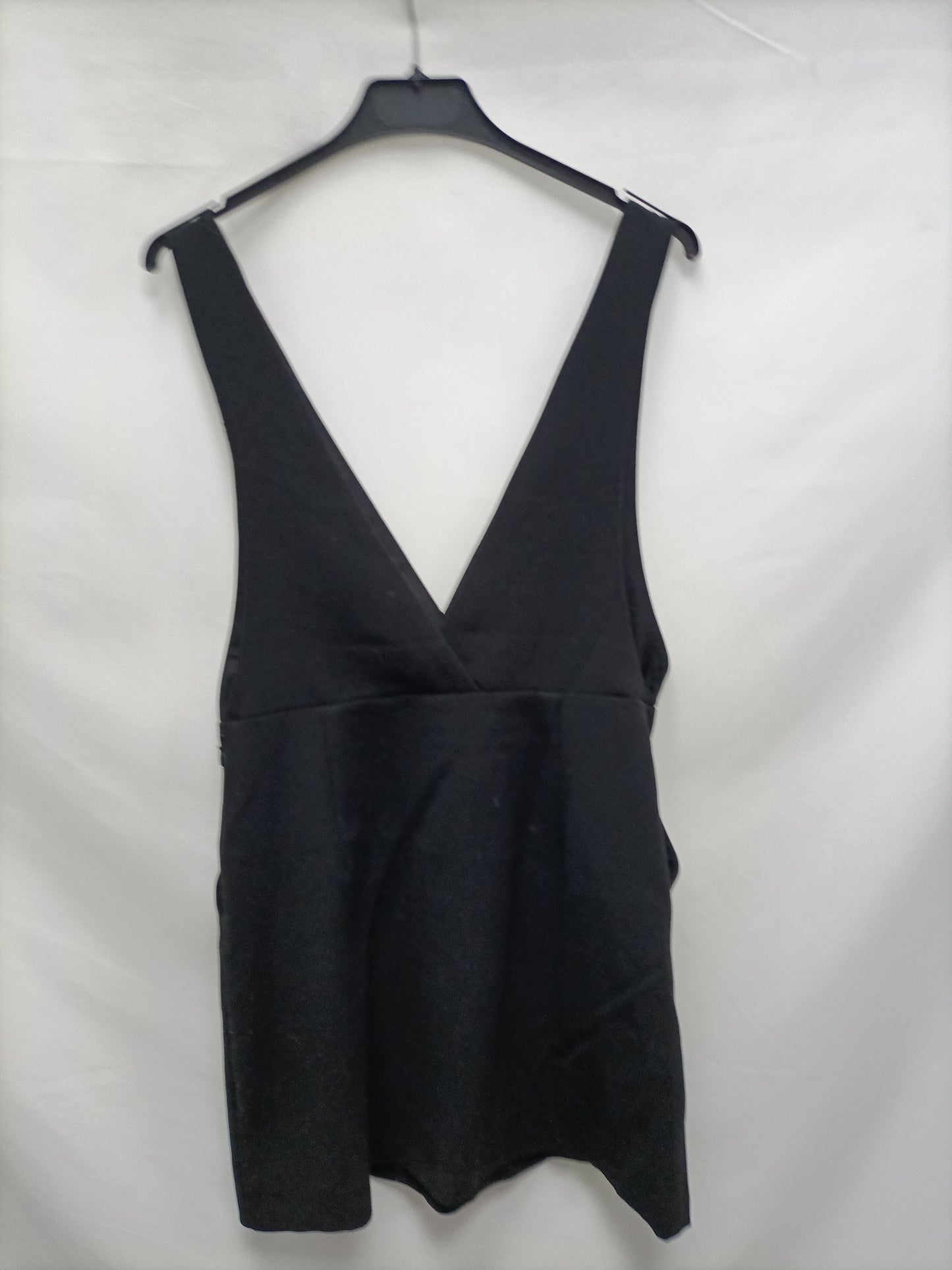 H&M. Vestido negro escote cruzado T.36