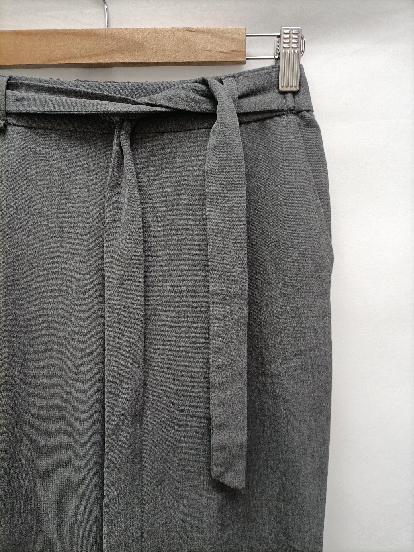 PULL&BEAR. Pantalón fluido gris T.s