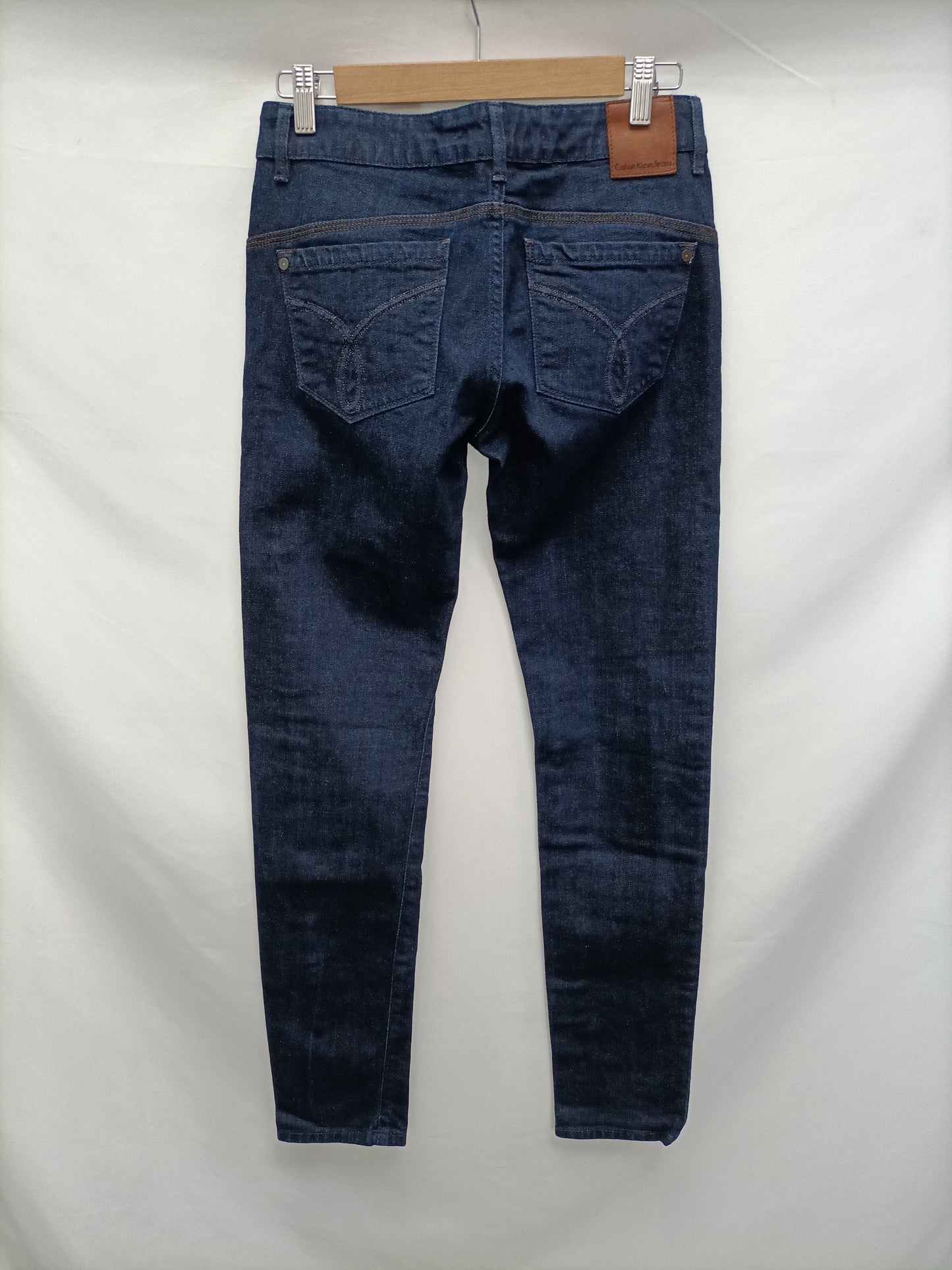 CALVIN KLEIN. Pantalón denim recto T.38