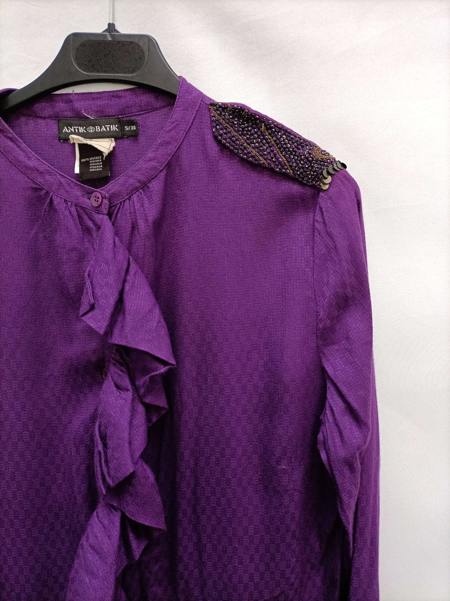 ANTIK BATIK. Vestido morado corto detalle pedreria en hombros T.38