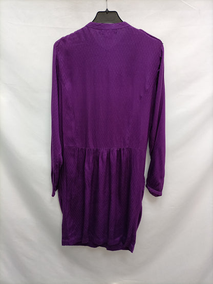 ANTIK BATIK. Vestido morado corto detalle pedreria en hombros T.38