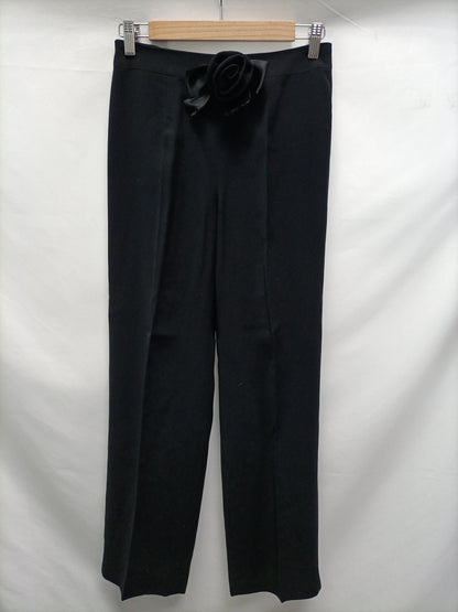 MOK. Total look pantalon de vestir y chaleco negro detalle lazo T.42