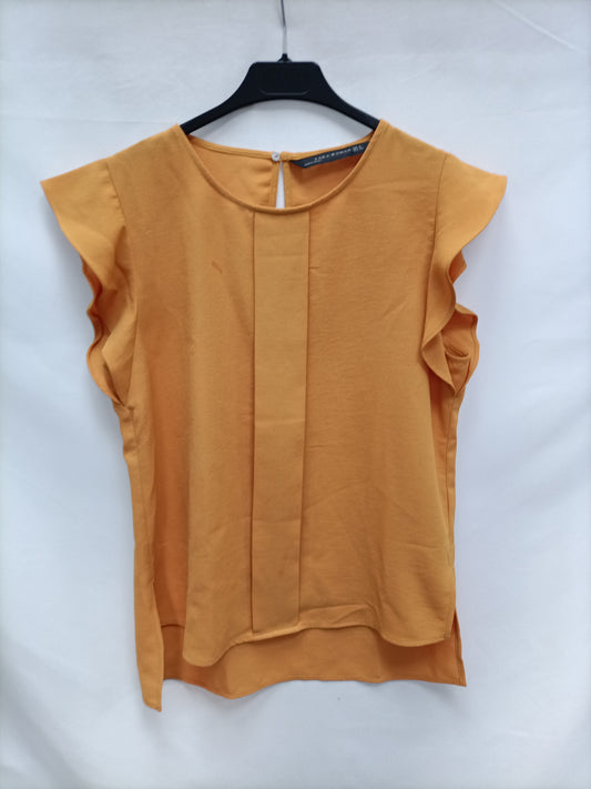 ZAR. Blusa mostaza volantes T.m