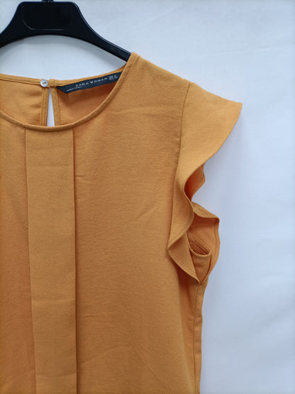 ZAR. Blusa mostaza volantes T.m