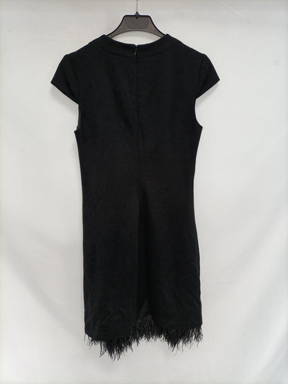 TRINA TURK. Vestido negro plumas T.m