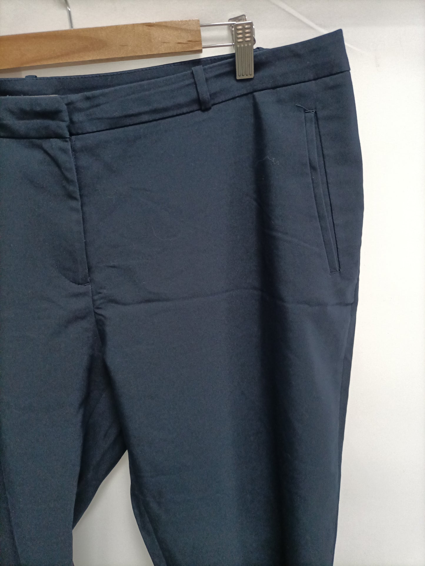 H&M. Pantalón recto azul T.54