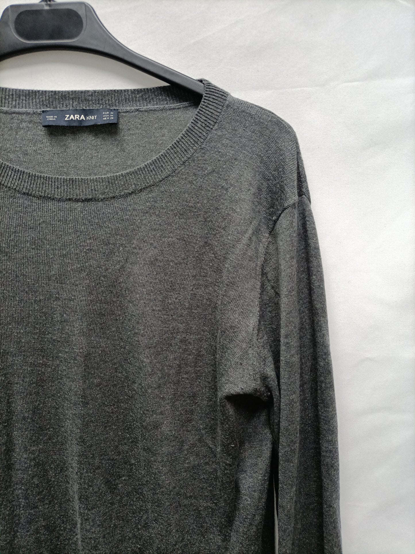 ZARA. Jersey finito gris T.m