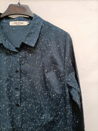 NICE THINGS. Camisa azulona Estrellas T.44