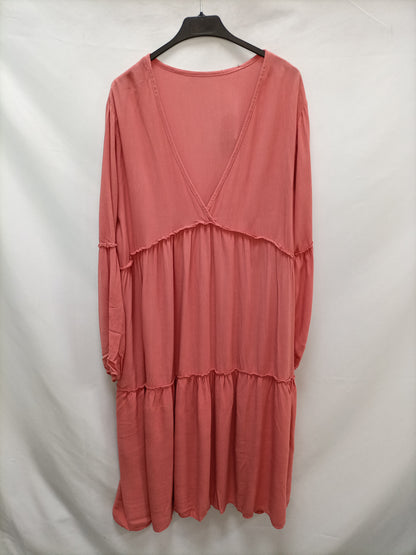 A PIE DE CALLE . Vestido midi rosa coral T.u (l)