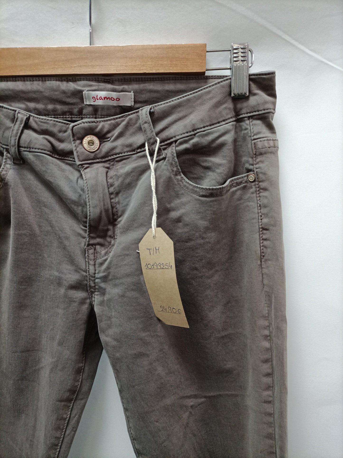 A PIE DE CALLE . Pantalón denim gris topo T.s